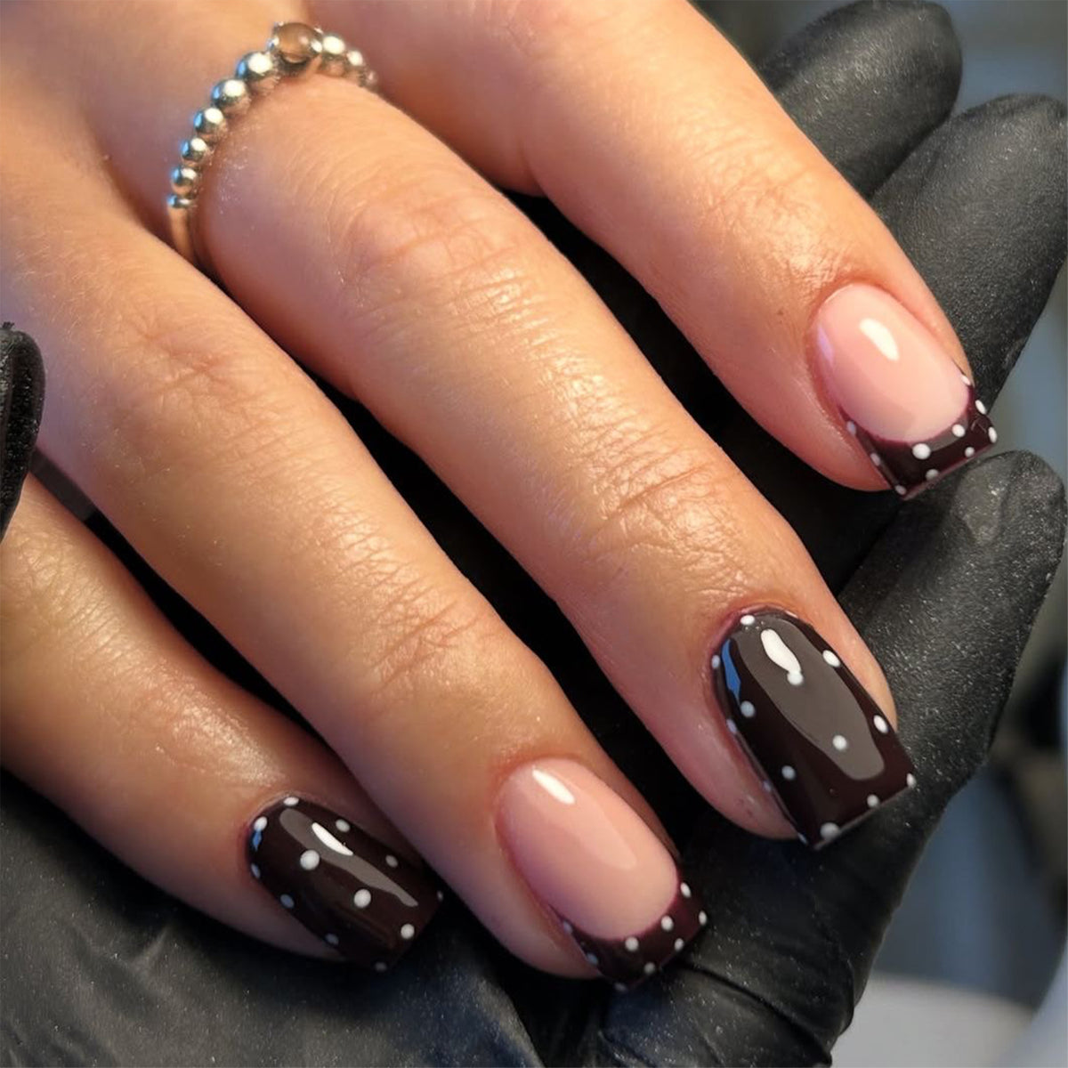 Kunstvolle Nagelkunst mit trendigem Punktedesign Brehn