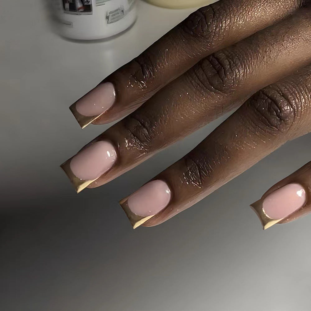 Elegante Kunstnägel mit Goldakzenten Brehn