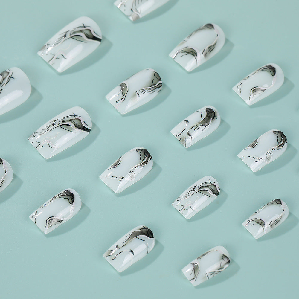 Kunstnägel im eleganten minimalistischen Stil Brehn