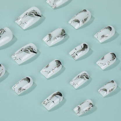 Kunstnägel im eleganten minimalistischen Stil Brehn