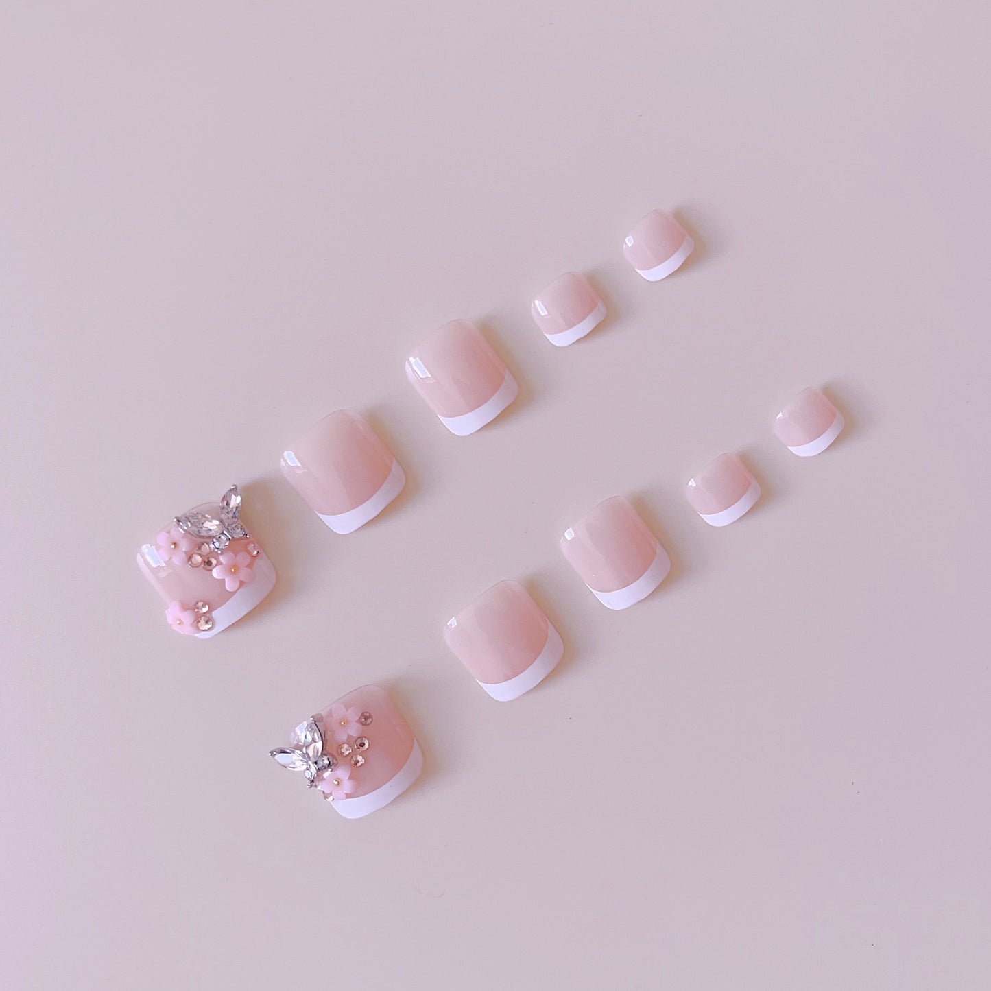 Kunstnagelset mit eleganten 3D-Blüten und Glitzerakzenten Brehn