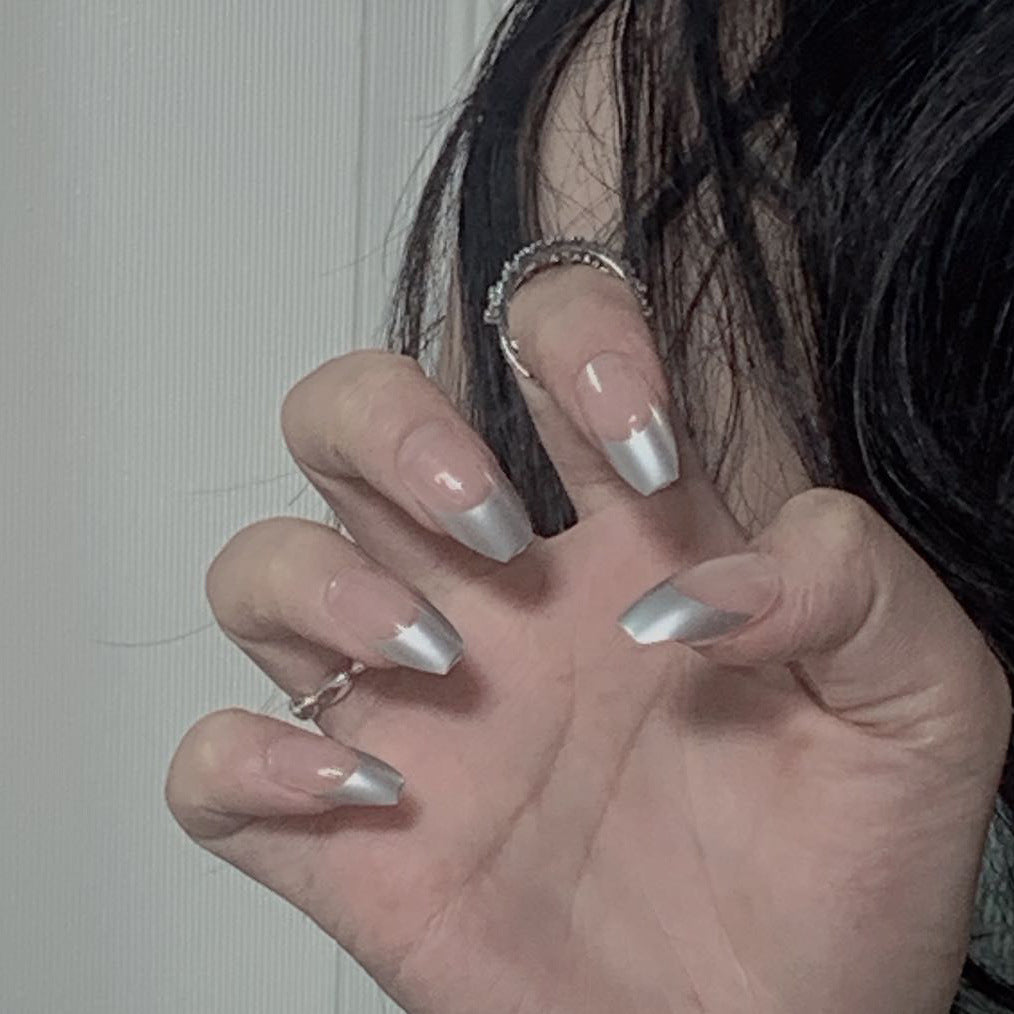 Künstliche Stiletto-Nägel mit Glitzerakzenten und elegantem French-Tip Brehn