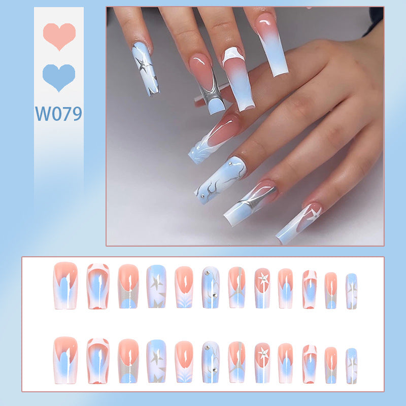 Kunstvolle Nagelspitzen mit maritimem Design Brehn