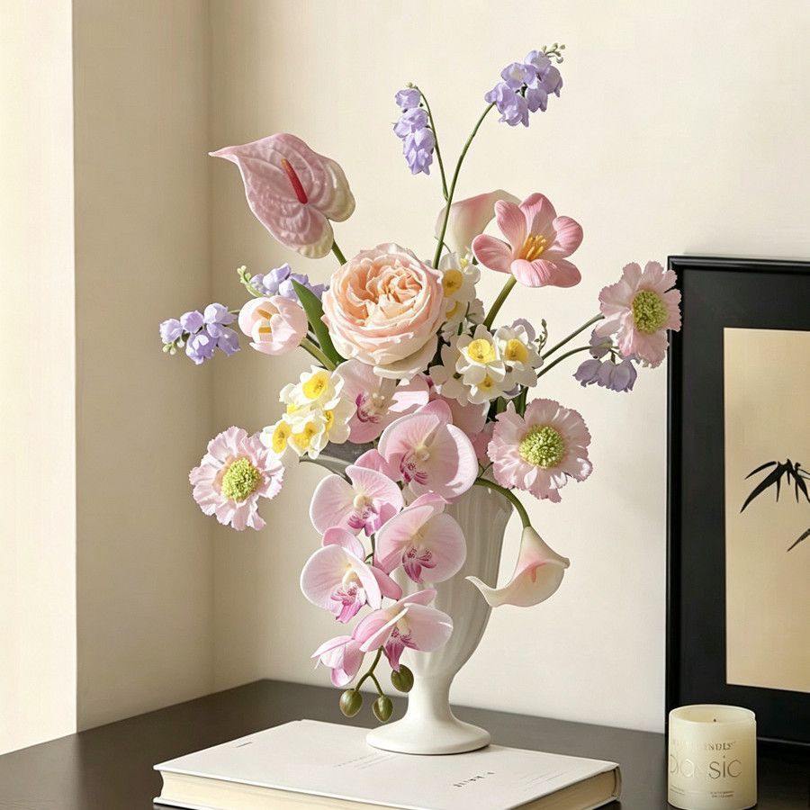 Elegante lebensechte Blumenarrangement für die Wohnkultur