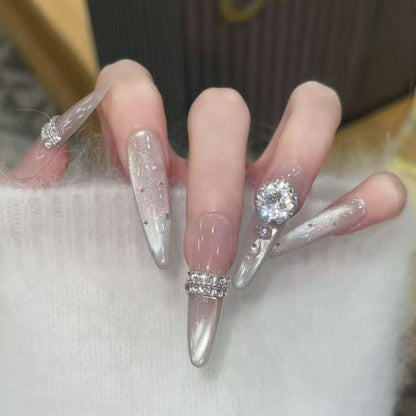 Künstlerische Stiletto Press-On Nagelkunst mit schimmernden Akzenten Brehn