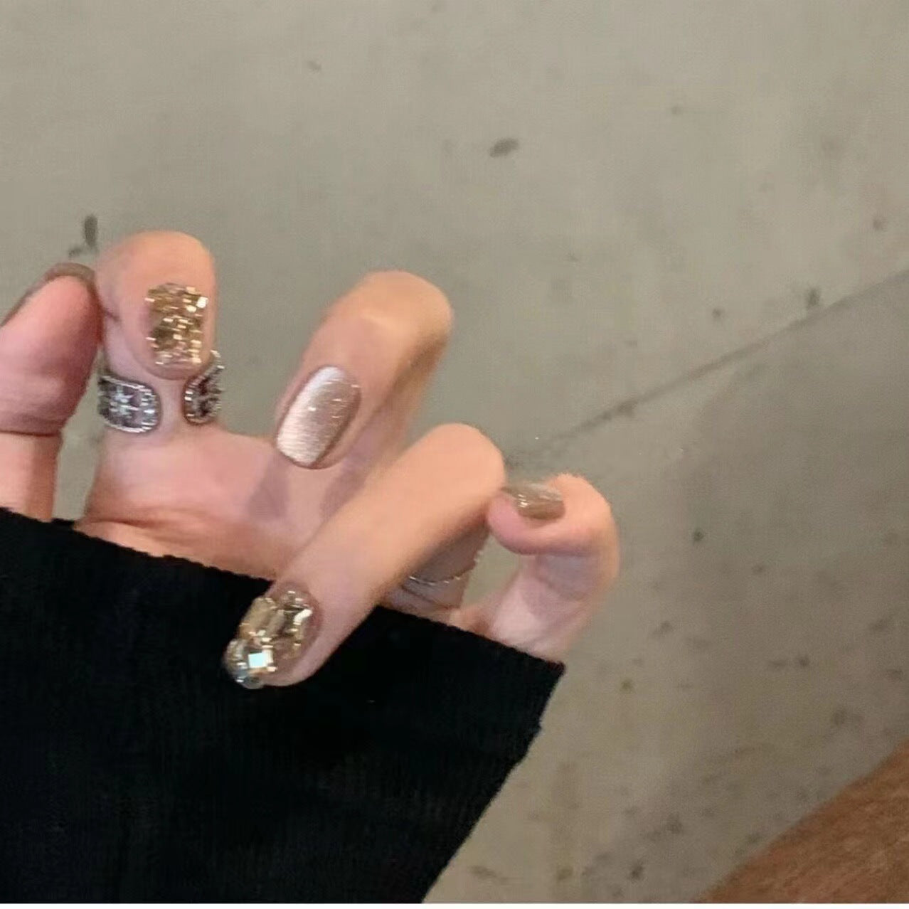 Glitter Nagelset mit luxuriösen Steinverzierungen Brehn