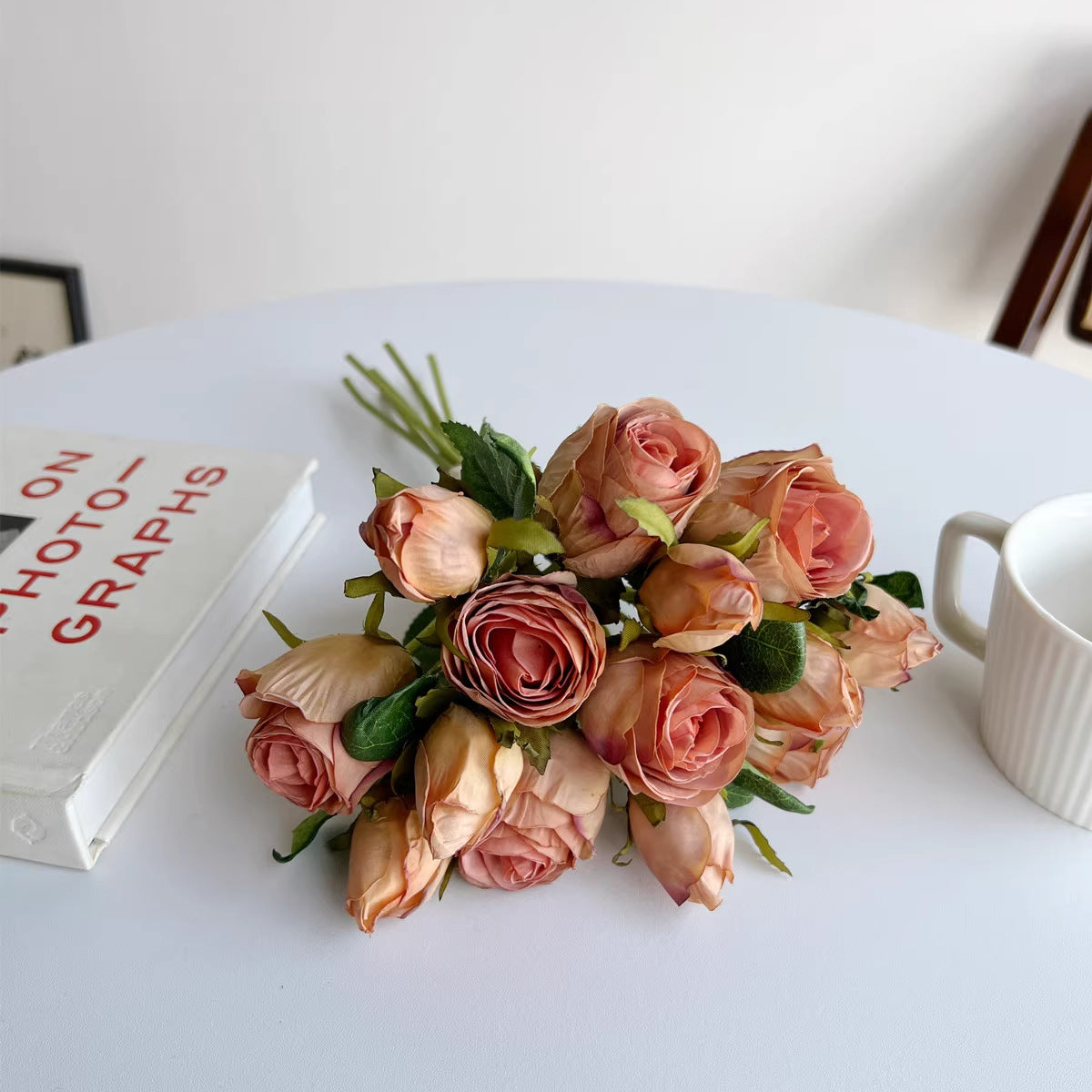 Lebensechter künstlicher Rosenstrauß