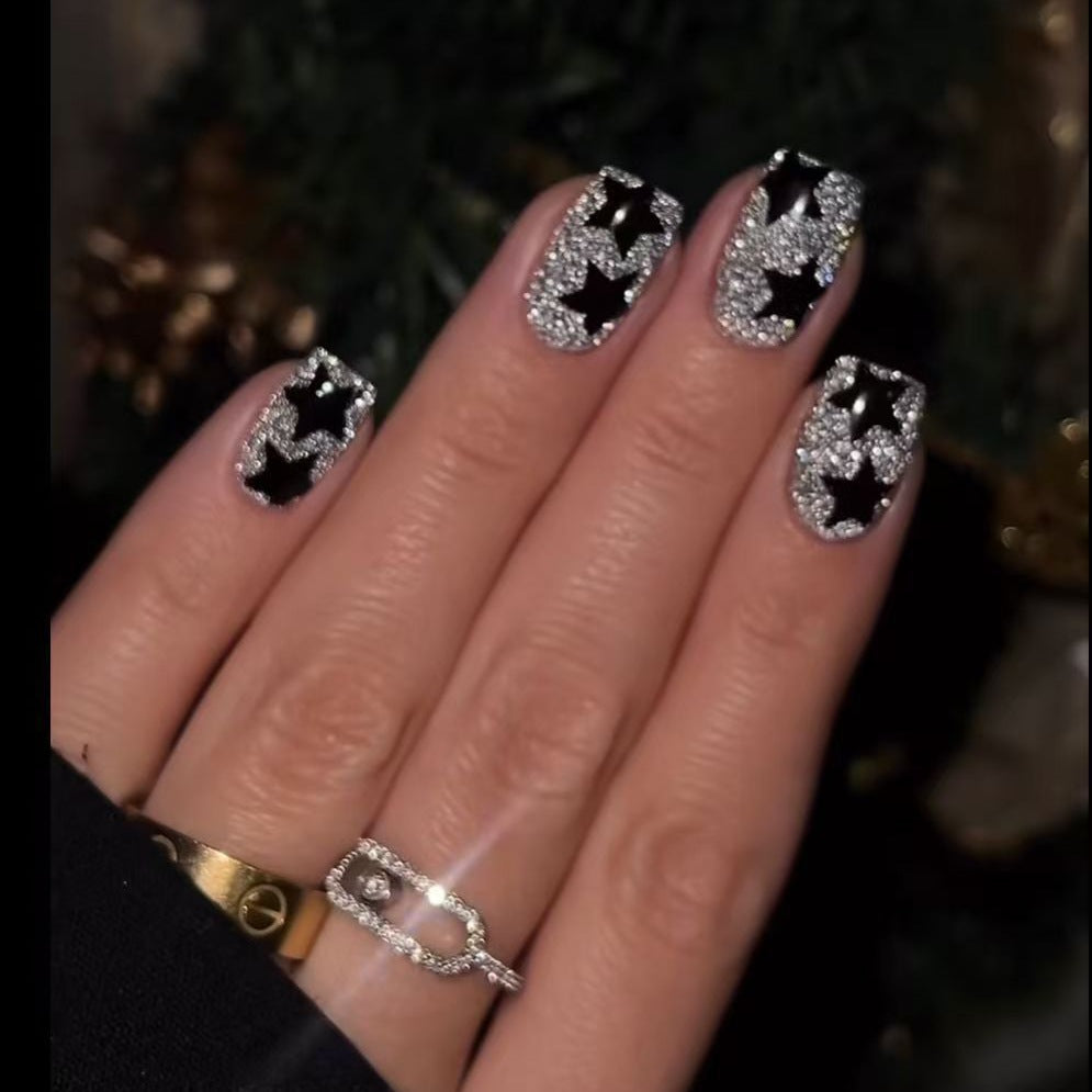 Kunstnagelset mit Glamourösen Strassverzierungen und Sternen-Motiven Brehn