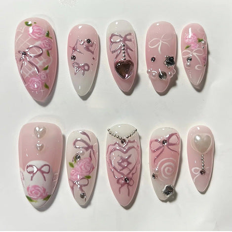 Kunstvolle Nagelkunst mit romantischen Rosen- und Schleifenmotiven Brehn