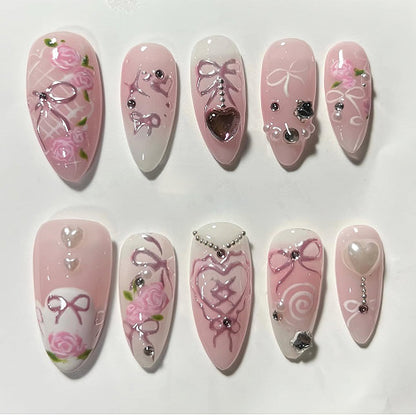 Kunstvolle Nagelkunst mit romantischen Rosen- und Schleifenmotiven Brehn