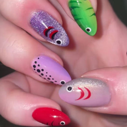 Kunstvolle Nagelverlängerungen mit verspieltem Fischdesign Brehn