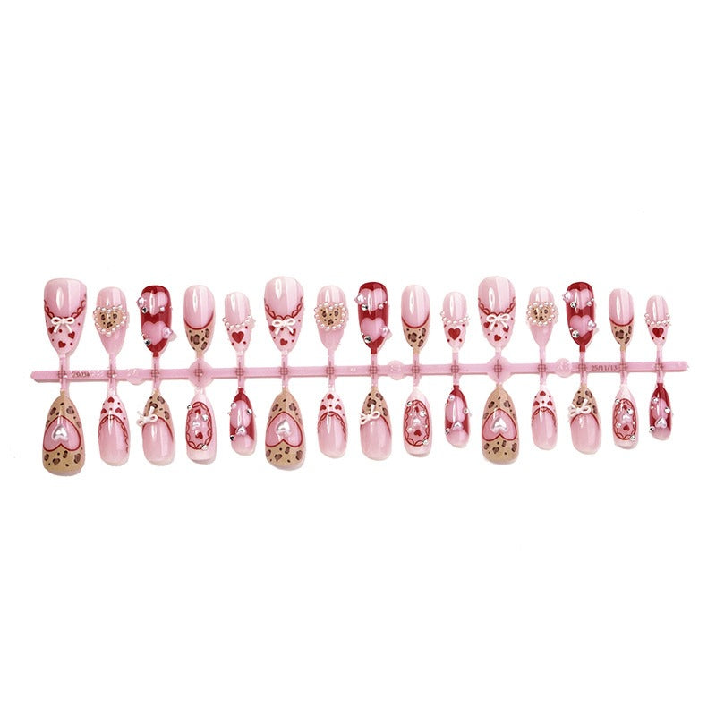 Künstliches Nagelset mit romantischen Herzdesigns und glamourösen 3D-Details Brehn