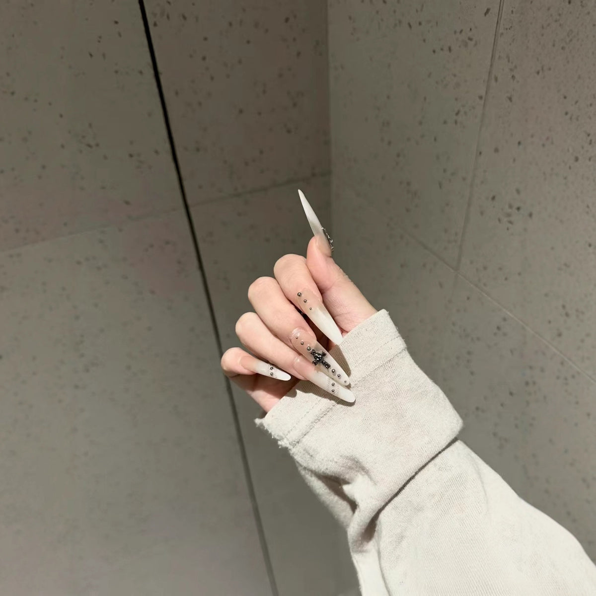 Künstlerische Stiletto-Nagelverlängerungen mit dekorativen Akzenten