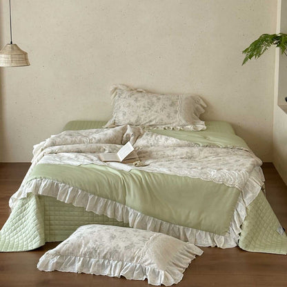 Romantische gesteppte Tagesdecke- und Bettwäscheserie mit Volant und floralem Leinenlook