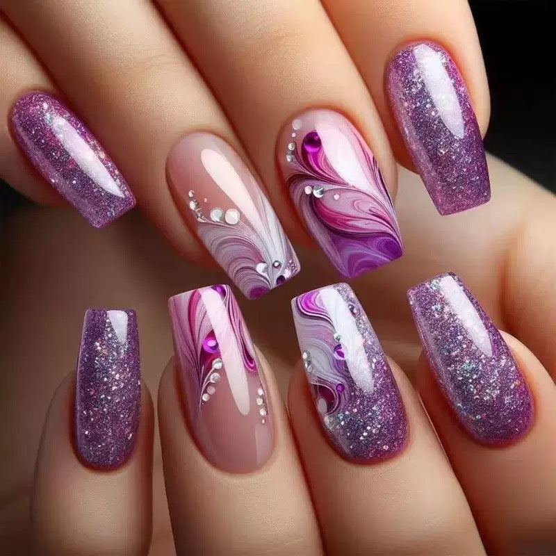 Kunstnagelset mit luxuriösen Farbverläufen und funkelnden Akzenten Brehn