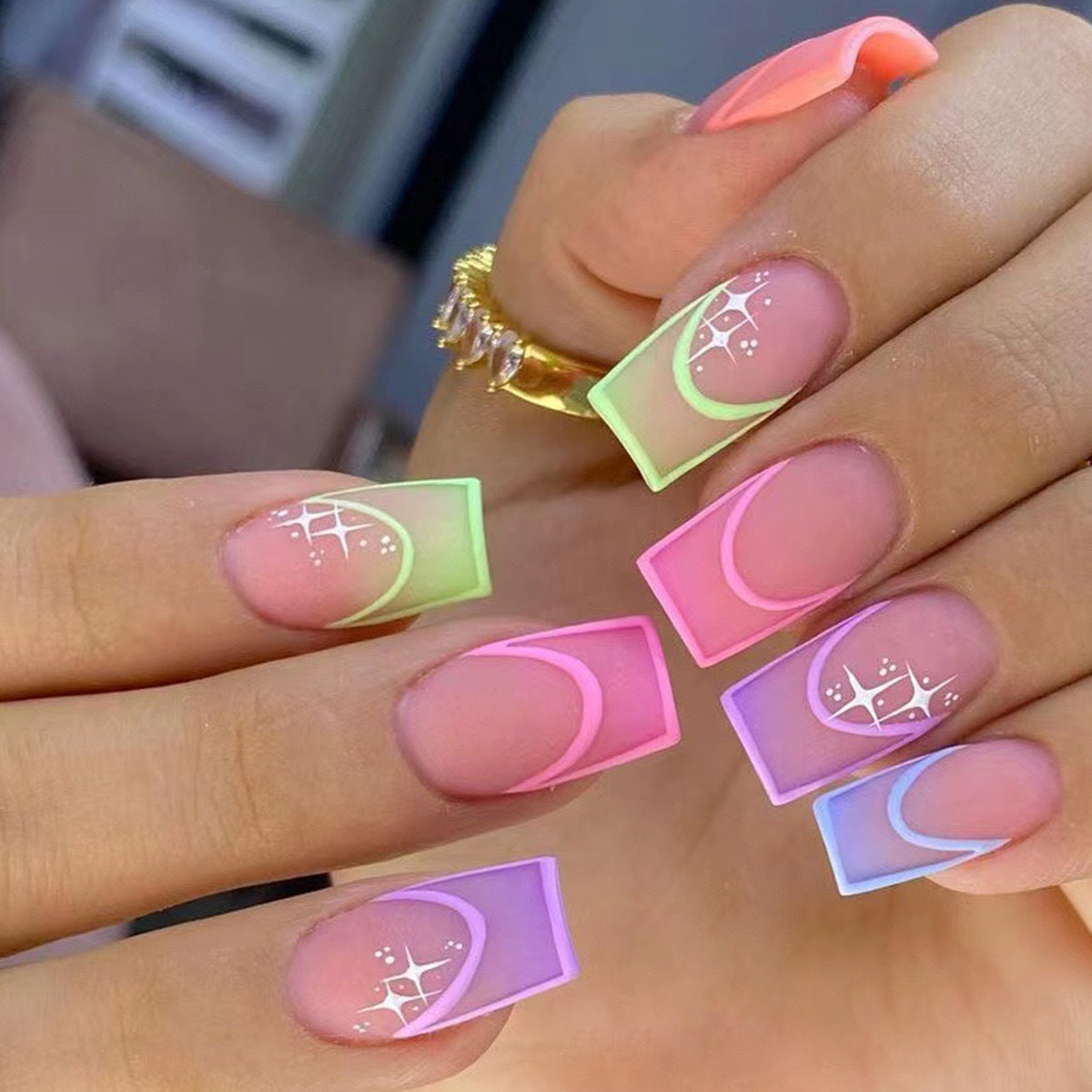 Kunstnagelset mit bunten geometrischen Designs und Glitzerakzenten Brehn