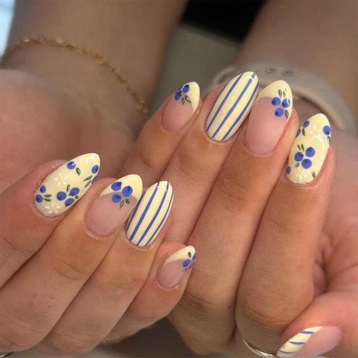 Künstliche Nagelkunst mit verspielten Punkten und Schleifen Brehn