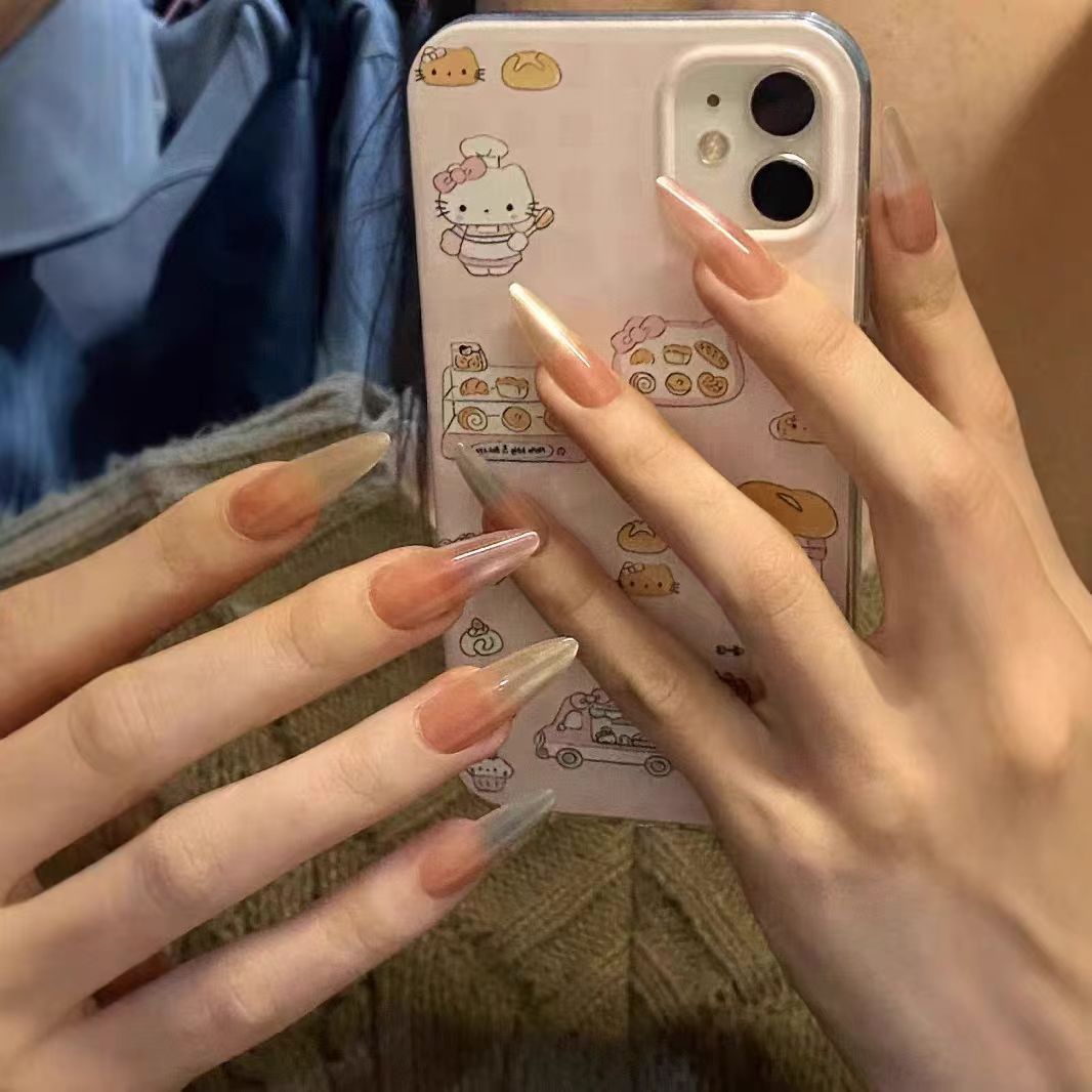Künstlerisch thematisches Press-On Nageldesign Brehn
