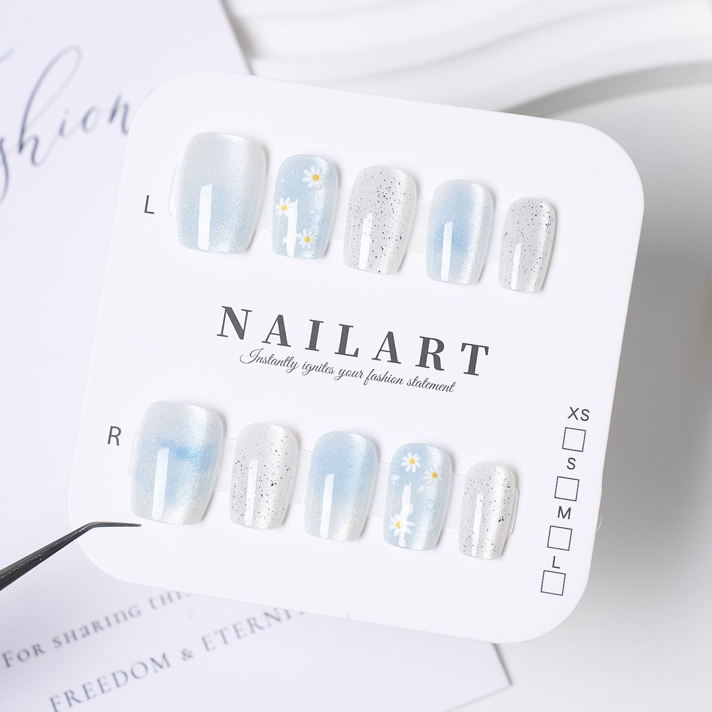 Dekorativer Press-On-Nagel-Set mit eleganten floralen und Edelstein-Akzenten Brehn