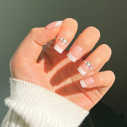 Kunstvolle Nagelverlängerungen mit eleganten Schmuckakzenten Brehn