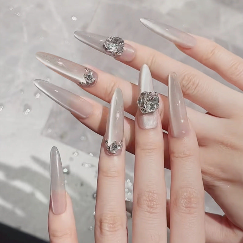 Kunstnagelset mit Glitzer-Design und eleganten 3D-Applikationen Brehn