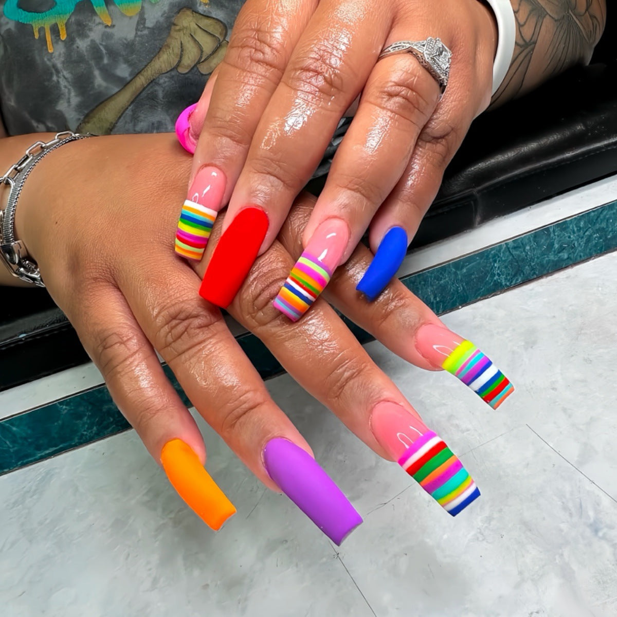Bunte Künstlerische Press-On Nagelset Brehn