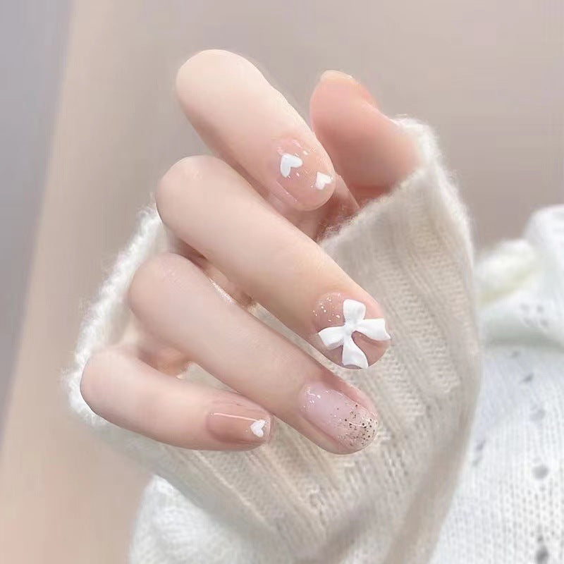 Kreatives Kunstnagelset mit Glitzer- und eleganten Muster Akzenten Brehn