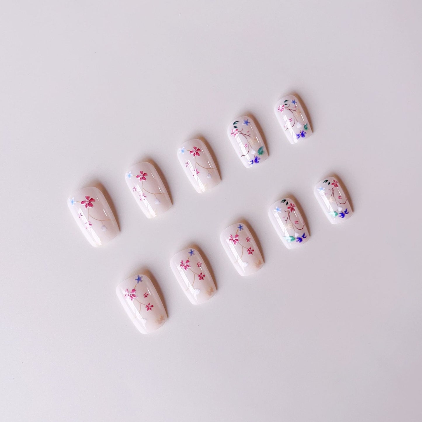 Kunstnagelset mit floralen Akzenten und transparentem Glanz Brehn