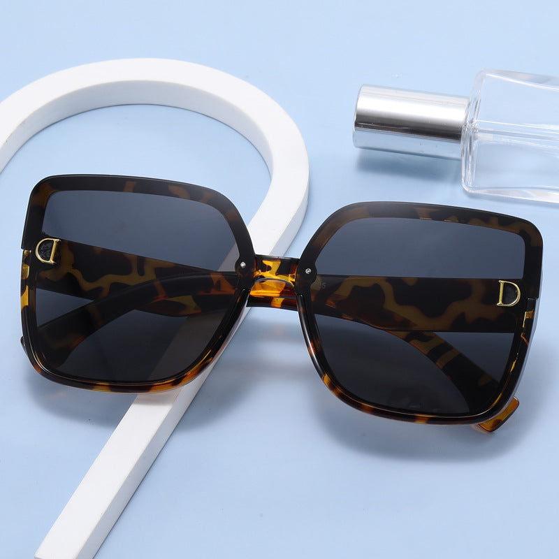 Damen modische quadratische Sonnenbrille im minimalistischen Design Brehn