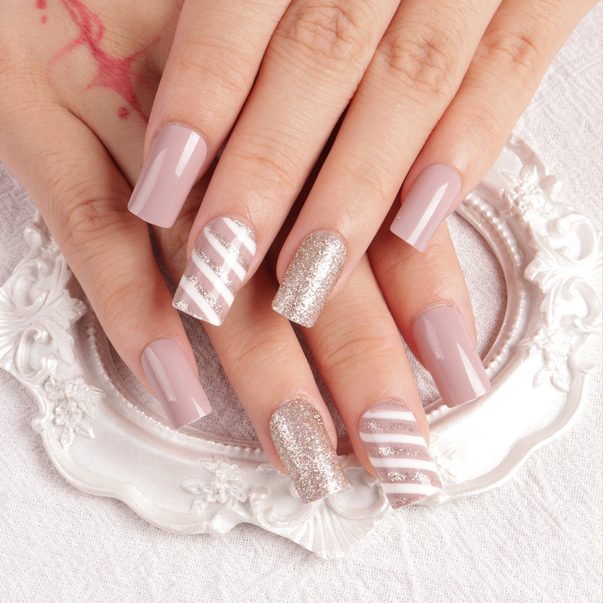Glamouröse Glitter- und Streifen-Press-On-Nagelkunst Brehn