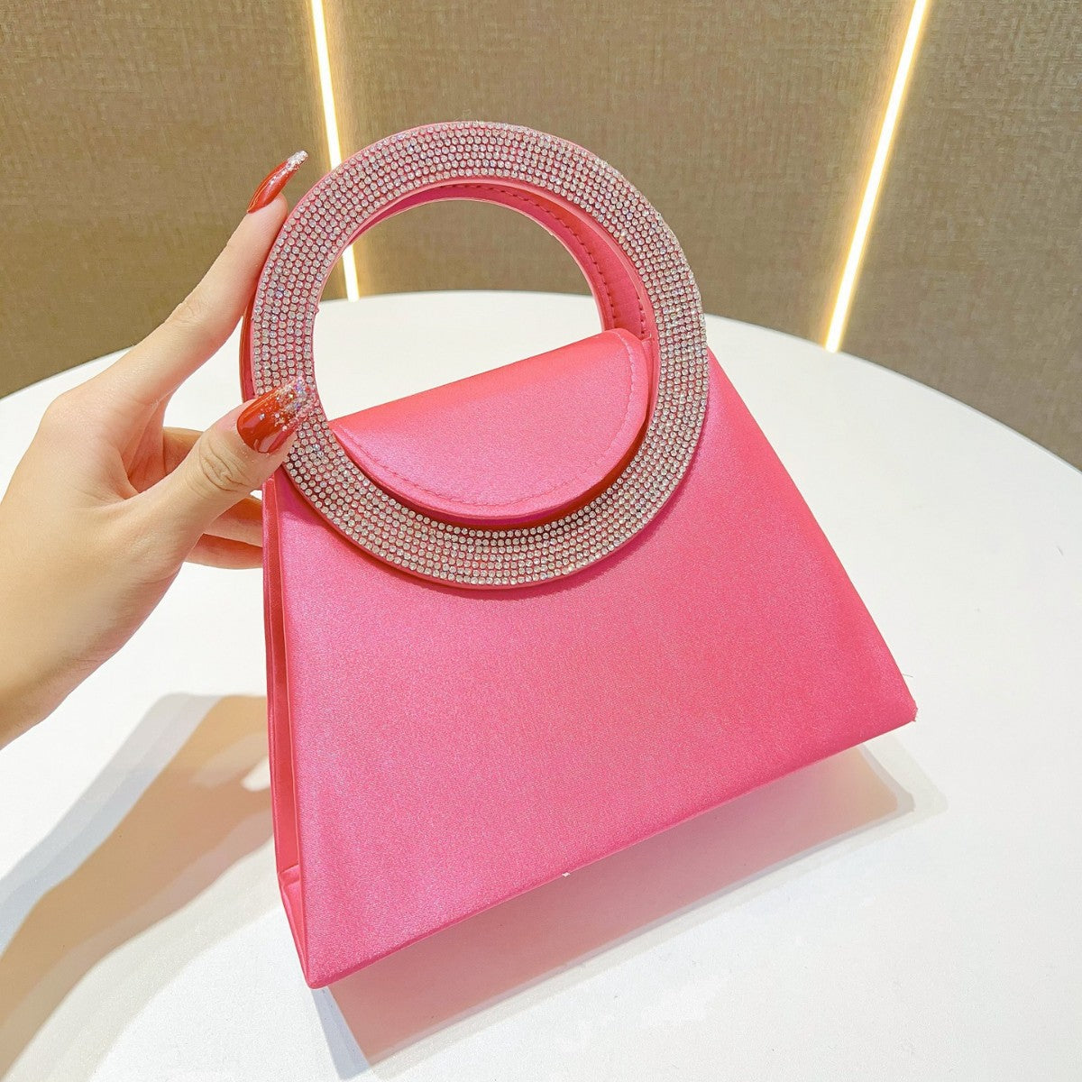 Elegante Handtasche mit Strassgriffen