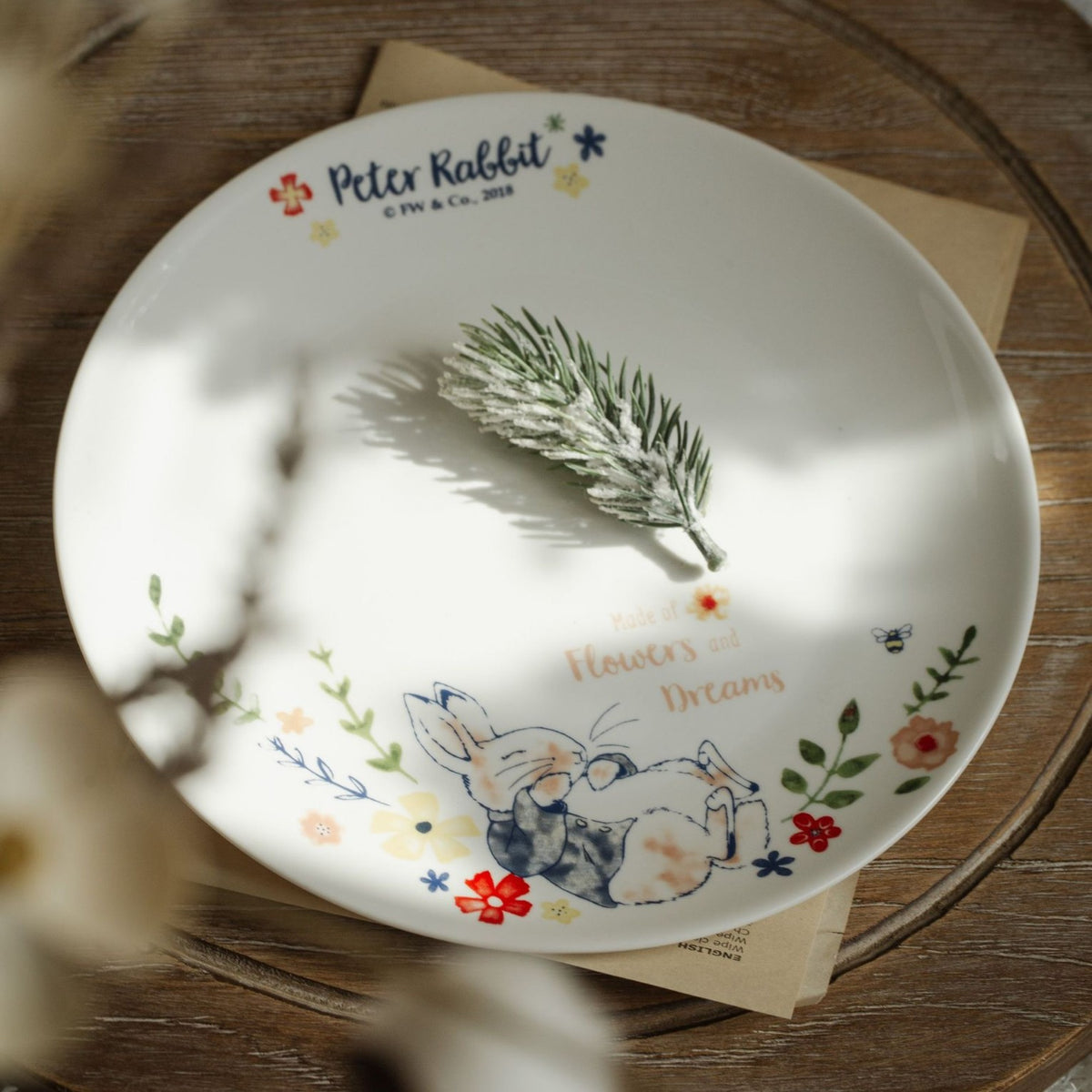 Kinder-Teller aus Porzellan mit Hasenillustration und Blumendekor