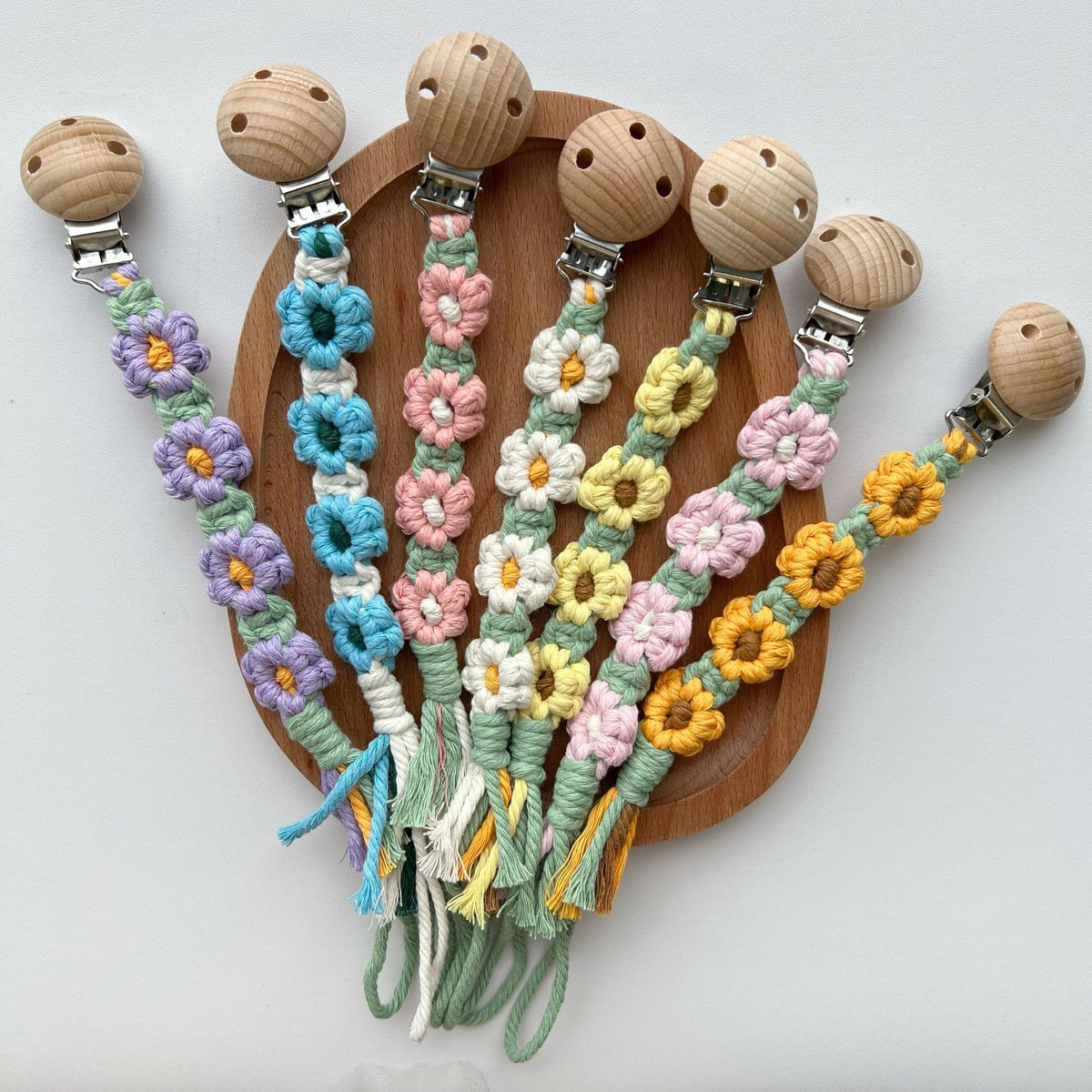 Makramee Blumen Schnullerclip mit Holz-Sicherheitsklammer