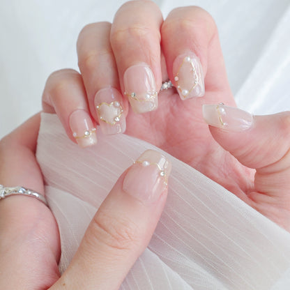 Künstlerisches Press-On Nagelkunstset mit Herz- und himmlischen Designs