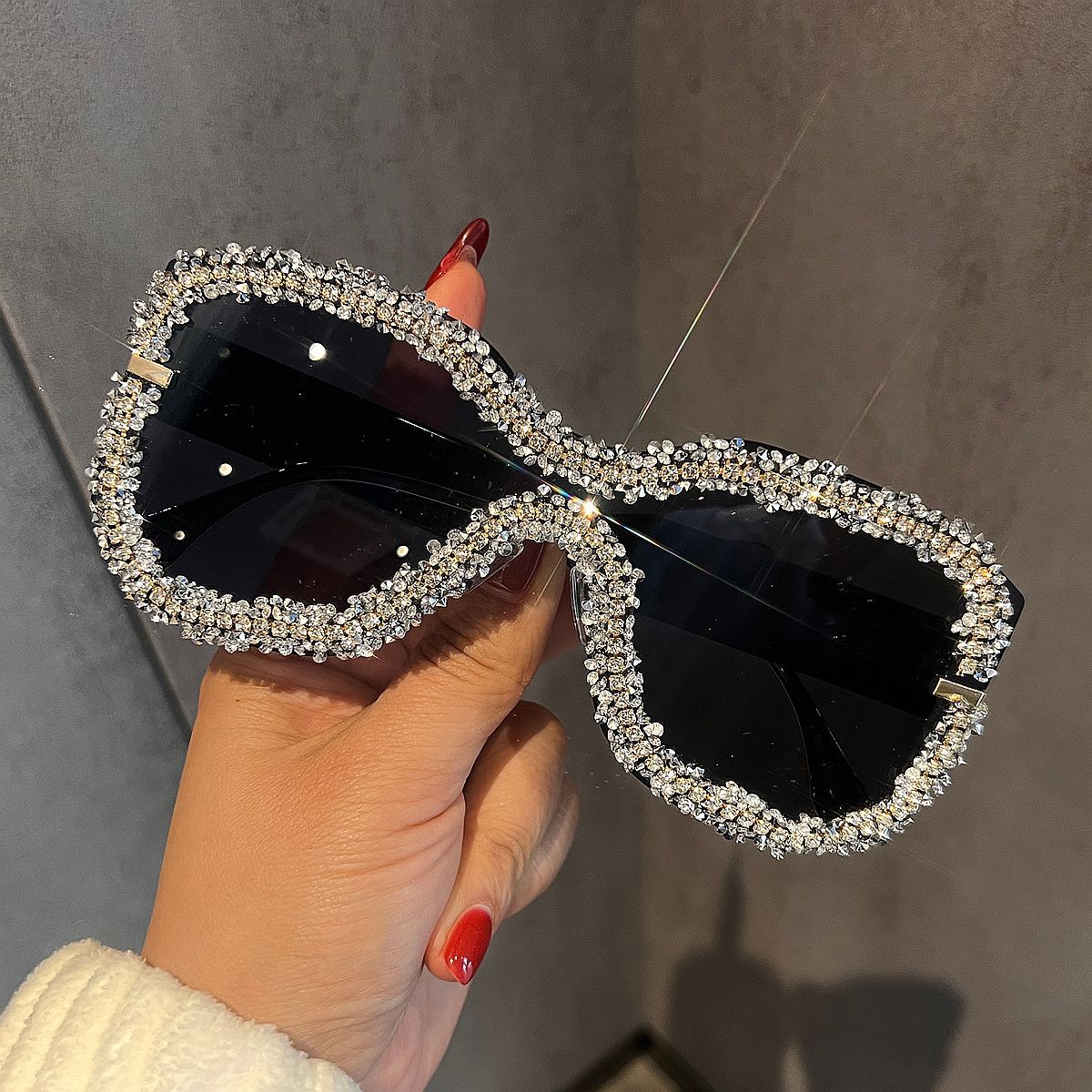 Damen Glamouröse Sonnenbrille mit auffälligem Kristallrahmen Brehn
