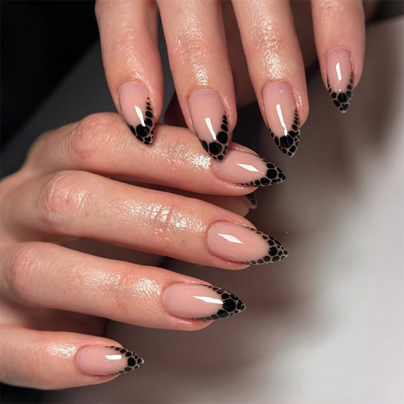 Kunstnagelset mit Leopardenmuster und Glitzerverzierungen Brehn