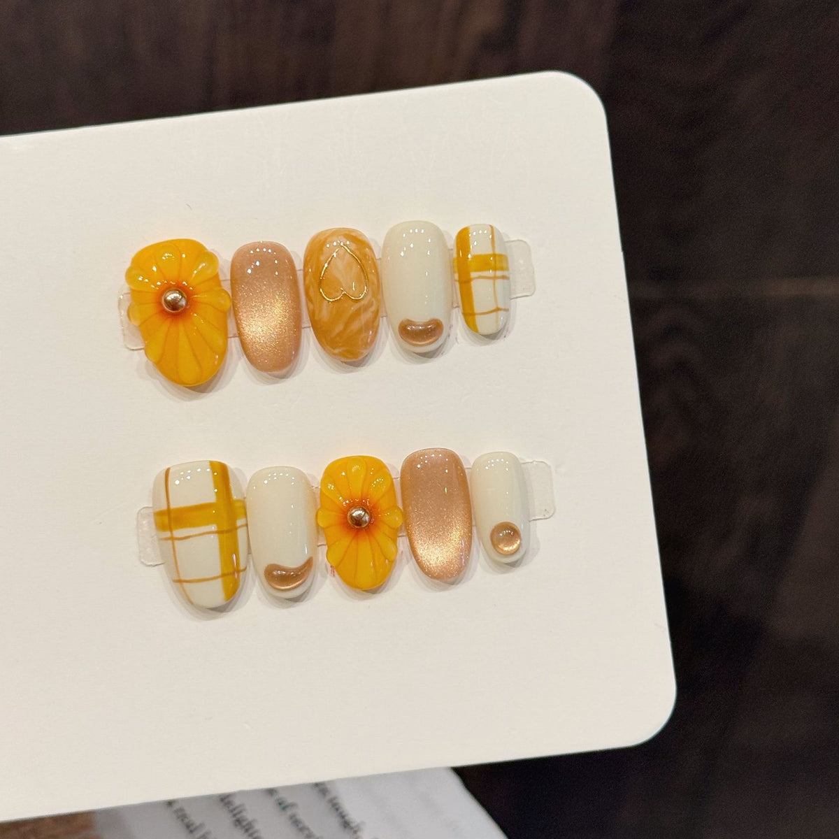 Dekoratives Press-On Nagelkunstset mit floralen und Glitzerakzenten