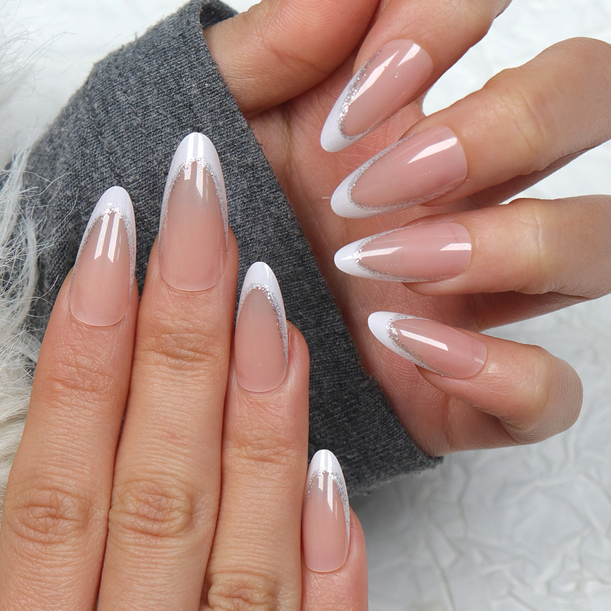 Elegante Stiletto-Klebe-Nägel mit silbernen Glitzerakzenten Brehn