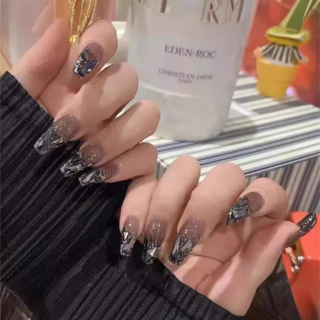 Elegante Nail Art mit Glitzer und Strass Brehn