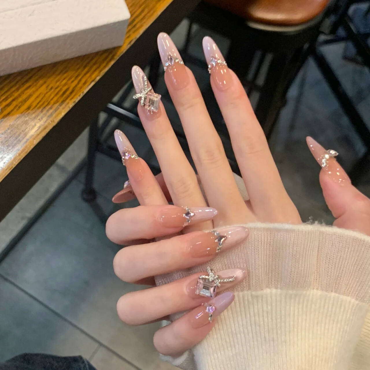 Künstlerisches Nageldesign mit dekorativen Elementen Brehn