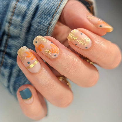 Kunstvolles Nageldesign mit floralem und goldenem Akzent Brehn