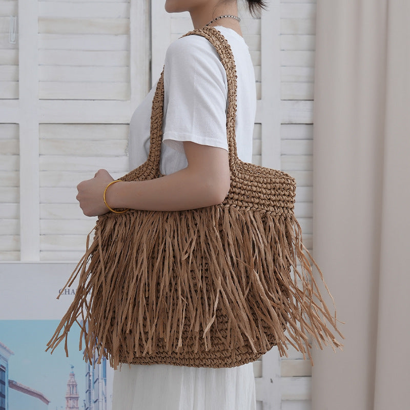 Trendige Basttasche mit Fransigen Details Brehn