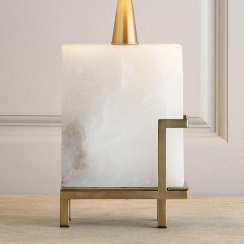 Luxuriöse Alabaster Tischlampe mit Messingbasis