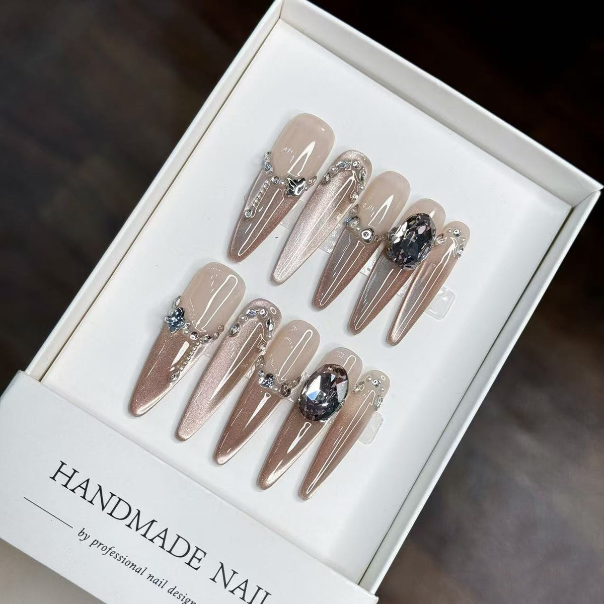 Dekoratives handgefertigtes Press-On-Nagelset mit Edelsteinen