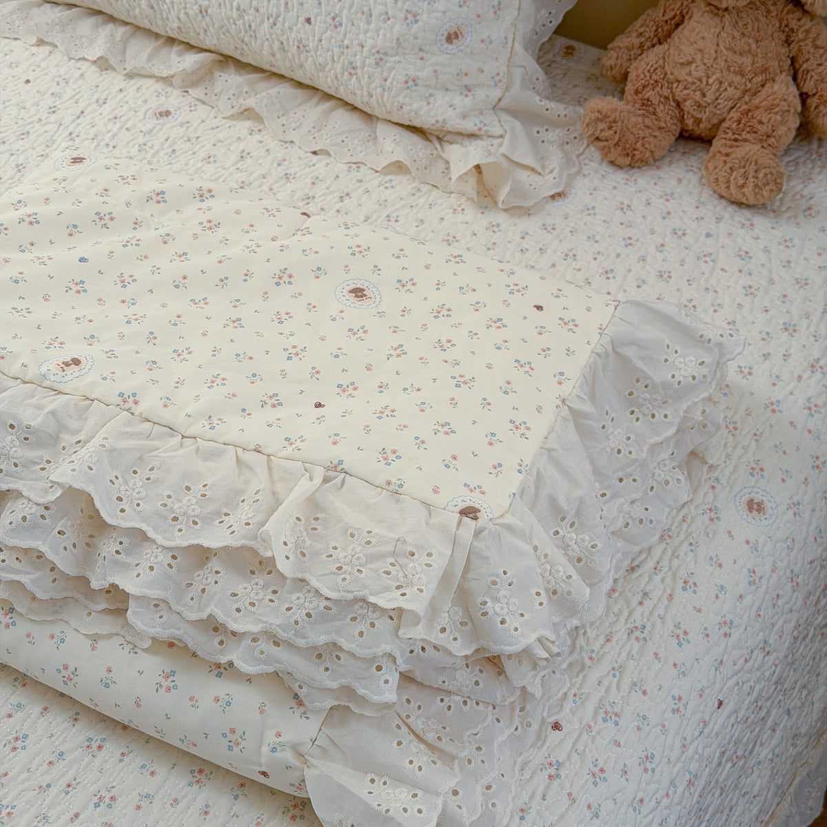 Gesteppte Tagesdecke mit Lochstickerei-Volant und zartem Blumenprint