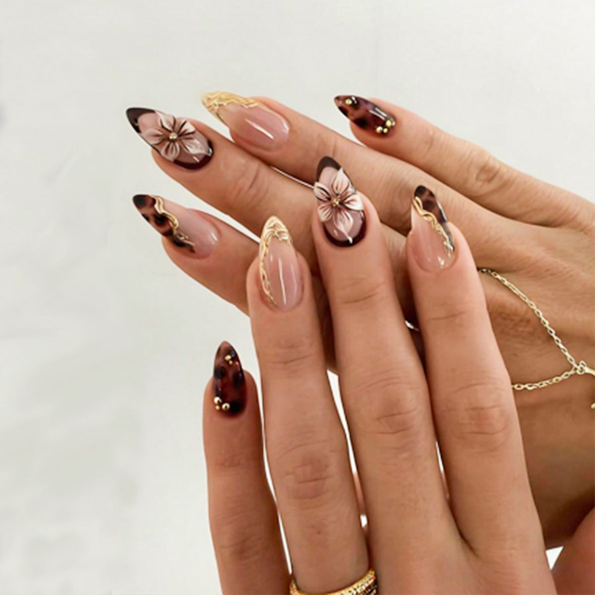 Künstlerisches Florales Nageldesign Brehn