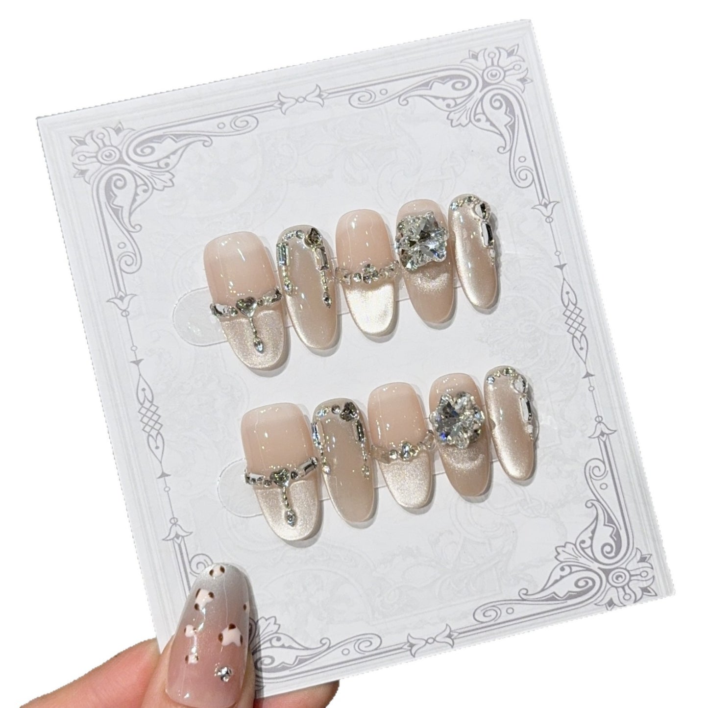 Glamouröse Nagelspitzen mit Strass- und Glitzereffekten Brehn