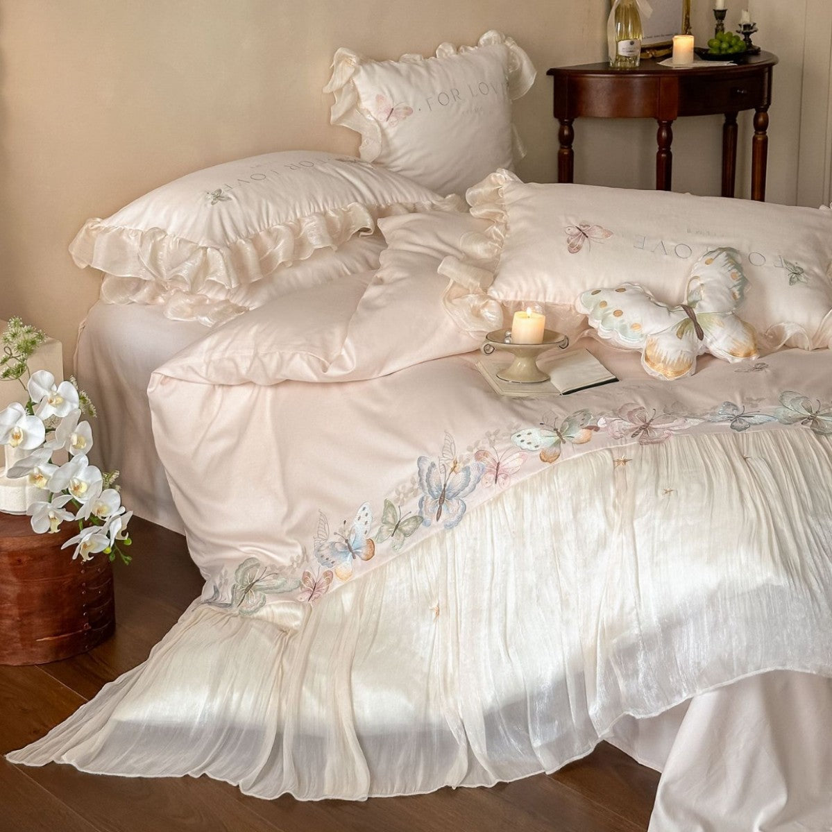 Bettwäsche-Set im Vintage-Romantikstil mit Volant, bestickter Bordüre und Dekor-Kissenrolle