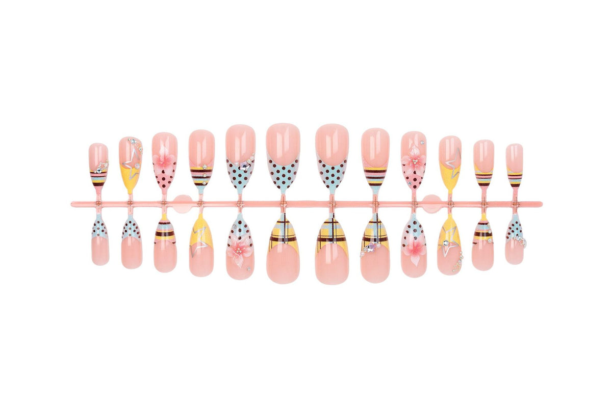 Kreatives Kunstnagelset mit floralen und geometrischen Motiven Brehn