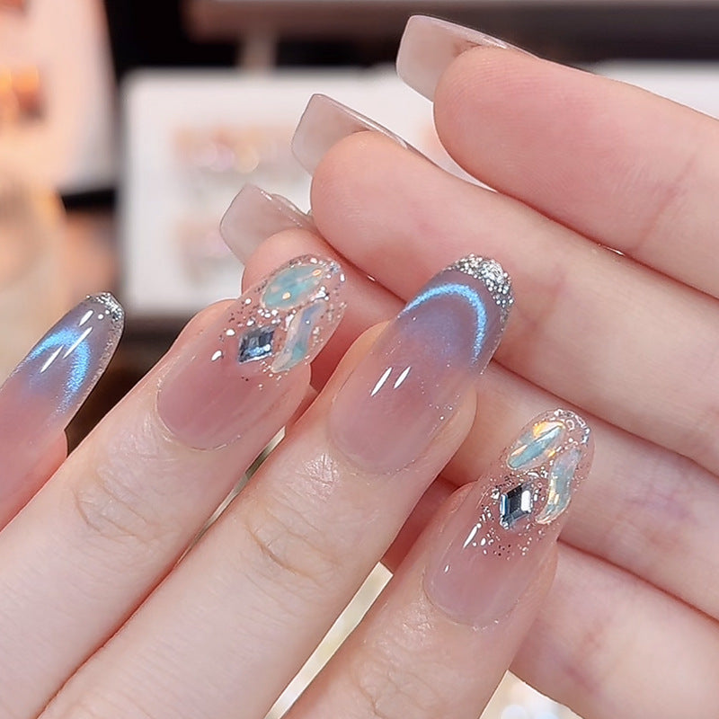 Kunstnagelset mit festlichem Geschenk-Design und eleganten Glitzer-Akzenten Brehn